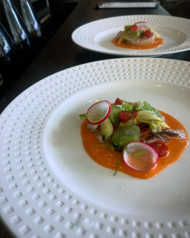【前菜】

さっと炙った金目鯛と、そら豆やパプリカのソースを合わせた前菜。
香ばしさや、ホクホクとした豆の旨み。

鶏のガランティーヌは中に木の芽のペーストと筍を合わせてます。

旬の食材は季節を感じて、美味しく感じます。

こちらは、先日Orpoコースで提供した料理です。

⠀
Orpo⠀
滋賀県栗東市下鈎1147-6⠀
⠀
ランチ　11:30〜14:30(LO13:30)⠀
ディナー18:00〜21:30（LO20:30)⠀
木定休日⠀
⠀
077-553-7553⠀
ご予約はネットからも受け付けております。⠀
◆ネット予約⠀
当日ランチは午前11時半まで対応（それ以降は電話）⠀
当日ディナーは午後7時まで対応（それ以降は電話）⠀
⠀
◆貸切は10名〜20名⠀
お一人様6000円で承ります。⠀
貸切は3ヶ月前〜5日前までにお電話にてお問い合わせ下さい。⠀
⠀
◆テイクアウト　オードブル⠀
2日前までの要予約⠀
（DMでも受付出来ますが、返信ない場合はお電話下さい）