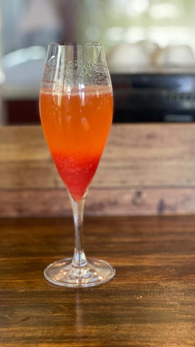 【苺✖️スパークリング】
ストロベリーニと命名しました。

旬の苺は、砂糖をまぶして、水分が出た所で滑らかなピュレに。

フレッシュな味わいをお楽しみください。

⠀
Orpo⠀
滋賀県栗東市下鈎1147-6⠀
⠀
ランチ　11:30〜14:30(LO13:30)⠀
ディナー18:00〜21:30（LO20:30)⠀
木定休日⠀
⠀
077-553-7553⠀
ご予約はネットからも受け付けております。⠀
◆ネット予約⠀
当日ランチは午前11時半まで対応（それ以降は電話）⠀
当日ディナーは午後7時まで対応（それ以降は電話）⠀
⠀
◆貸切は10名〜20名⠀
お一人様6000円で承ります。⠀
貸切は3ヶ月前〜5日前までにお電話にてお問い合わせ下さい。⠀
⠀
◆テイクアウト　オードブル⠀
2日前までの要予約⠀
（DMでも受付出来ますが、返信ない場合はお電話下さい）